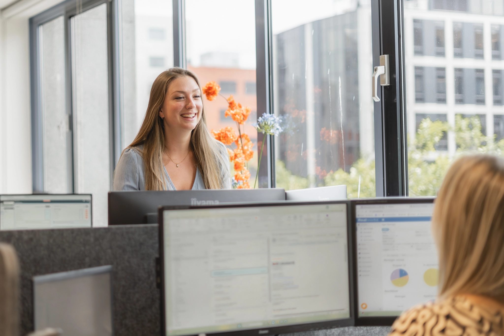 twee vrouwen bij computers