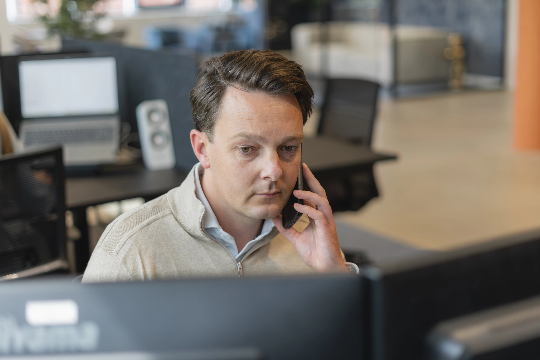 Emiel aan de telefoon