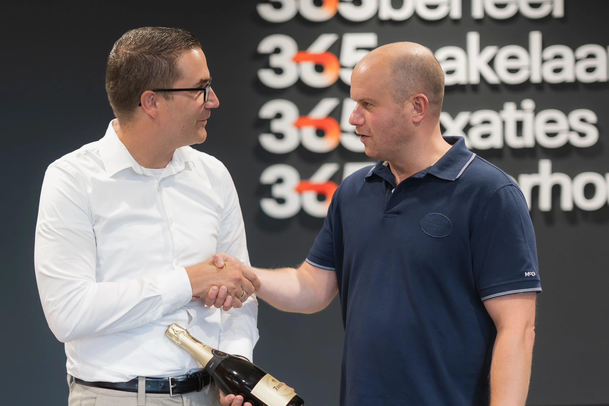 Vincent en man schudden de hand