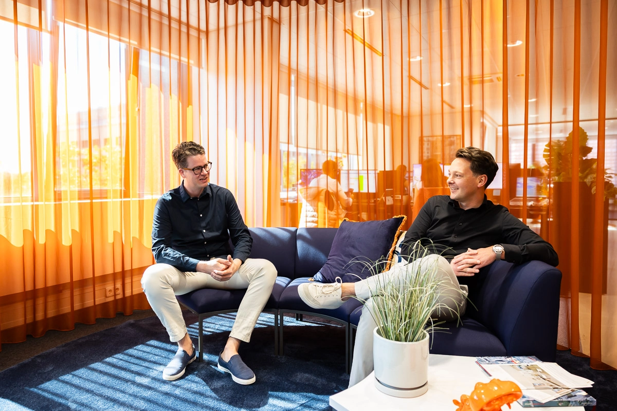 Sander en Nathan op de bank op kantoor
